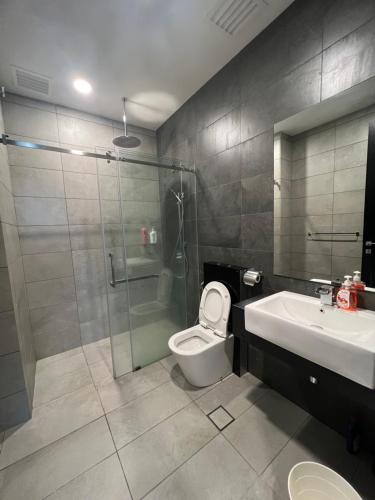 uma casa de banho com um chuveiro, um WC e um lavatório. em Opus Residences Merdeka 118 View em Kuala Lumpur