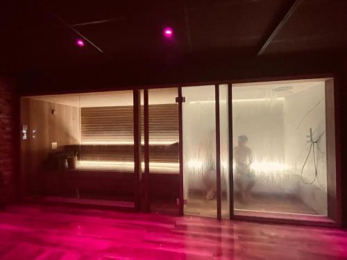 里柯許的住宿－La Plagne-les Coches vue Mont Blanc 6 pers piscine sauna，一间玻璃门的房间,里面的人站在