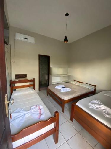サリノポリスにあるDavid house hotelの部屋にベッドが2つある部屋