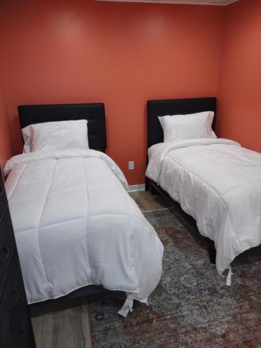 エルマイラにあるUnique Center Of Downtown Elmiraのベッド2台が隣同士に設置された部屋です。
