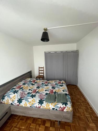 une chambre avec un lit avec une couette dessus dans l'établissement Le château, à Fontaine