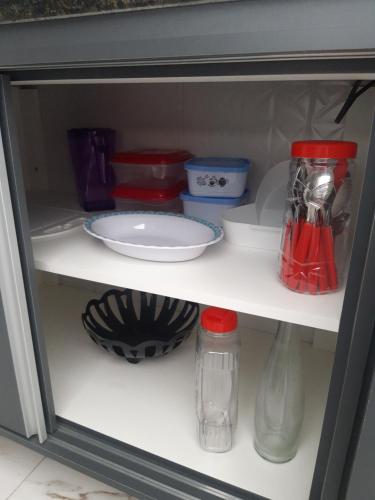 イリャベラにあるAcomodações Souzaの食器類が入ったキャビネット