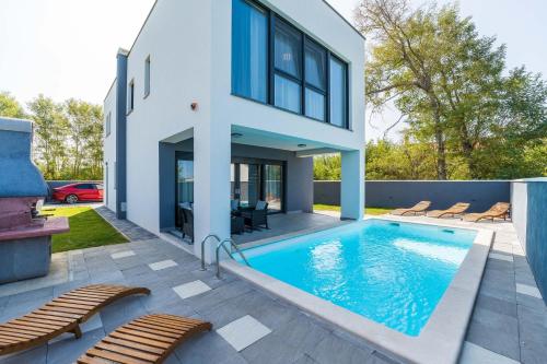 Πισίνα στο ή κοντά στο Villa Valy with heated pool