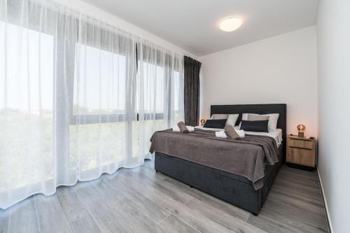 Ένα ή περισσότερα κρεβάτια σε δωμάτιο στο Villa Valy with heated pool