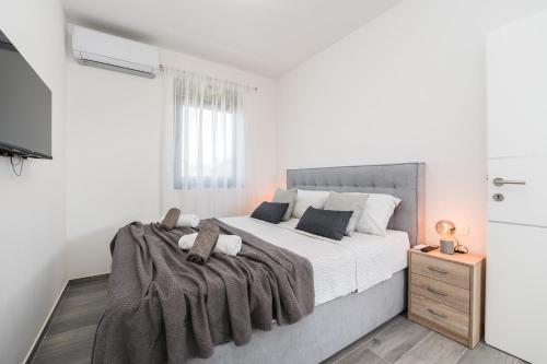 Ένα ή περισσότερα κρεβάτια σε δωμάτιο στο Villa Valy with heated pool