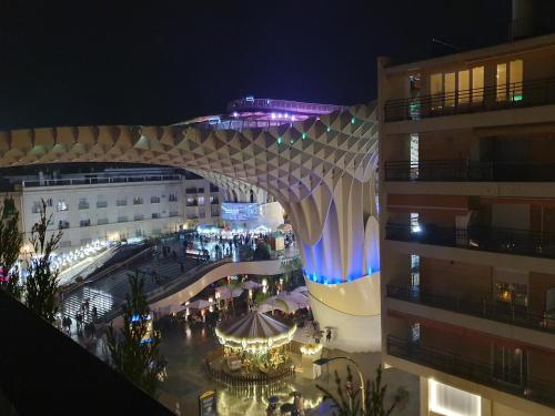 una vista aérea de un centro comercial por la noche en Imagen Metrosol, en Sevilla