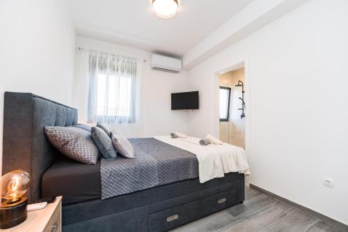 Ένα ή περισσότερα κρεβάτια σε δωμάτιο στο Villa Valy with heated pool
