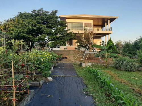 Κήπος έξω από το Niramitsook Farm Stay Khao Yai บ้านไร่นิรามิสสุข ฟาร์มสเตย์ ปากช่อง เขาใหญ่