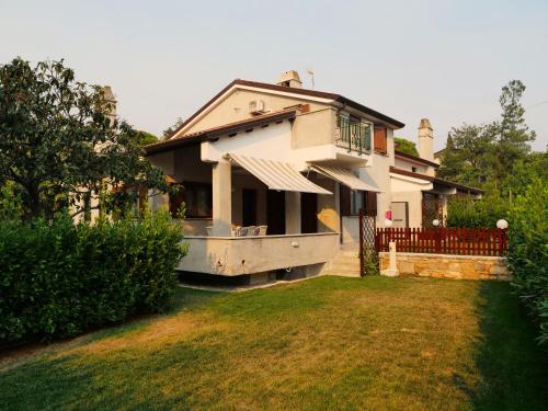 a house that is being remodeled in a yard at Villa Jasna in Duino
