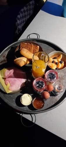 una bandeja de comida con pan y otros alimentos. en B&B Typisch Lelies, en Liessel