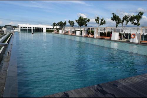 una gran piscina en la parte superior de un edificio en Hstay Sutera Avenue 2Bedroom by Aida en Kota Kinabalu