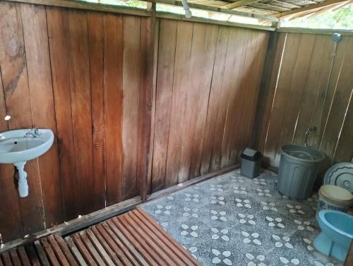 uma casa de banho com um lavatório e um WC em Raja Ampat Diva homestay em Waisai