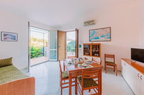 a kitchen and dining room with a table and chairs at Villa San Lorenzo in Scala