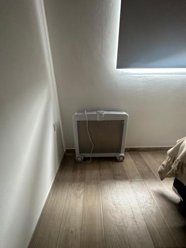 Habitación con radiador en la esquina de una habitación en No reservar en San Bernardo