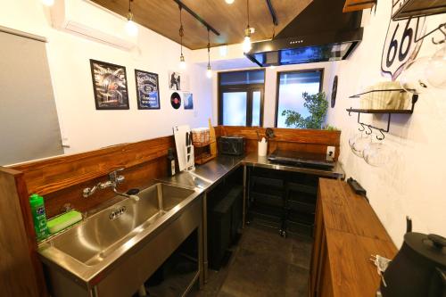 Η κουζίνα ή μικρή κουζίνα στο 和氣会々都立家政 Wakiaiai Toritsukasei