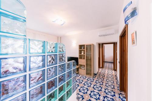 Habitación con azulejos azules y blancos en la pared en Casa Vacanze La Trinità, en Ravello