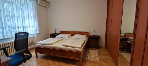 une chambre avec un lit, un bureau et une fenêtre dans l'établissement Byt - apartmán - Robotnícka, à Bratislava