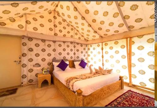 Tempat tidur dalam kamar di Desert Safari Jaisalmer