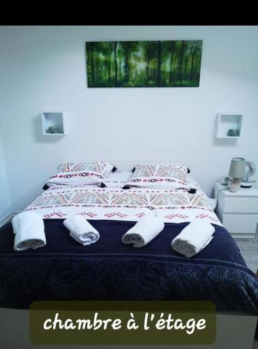 une chambre avec un lit avec des serviettes dessus dans l'établissement COCON NATURE ENTRE LAC ET L OCEAN, à Carcans