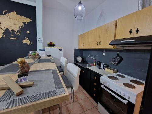 a kitchen with a table and a counter top at Amazing studio Φωλιά in Xanthi - myHomee in Xanthi