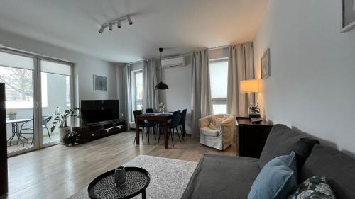 Apartament Kalina في لوبلين: غرفة معيشة مع أريكة وطاولة