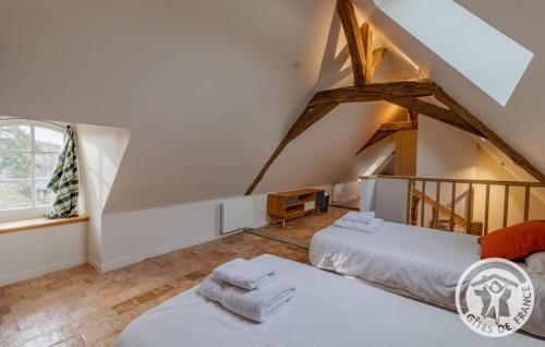 two beds in the attic bedroom of a house at Gîte Apolise in Saint-Rémy-la-Varenne