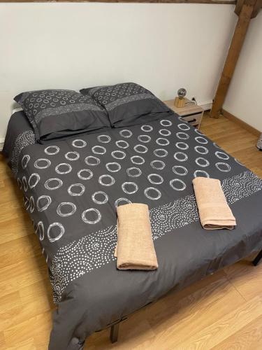 מיטה או מיטות בחדר ב-Chambre meublé idéale pour déplacement d'affaires