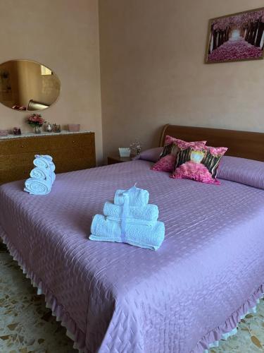 ナポリにあるLa casa di Maria e Lelloの紫色のベッド(折りたたみ式タオル2枚付)