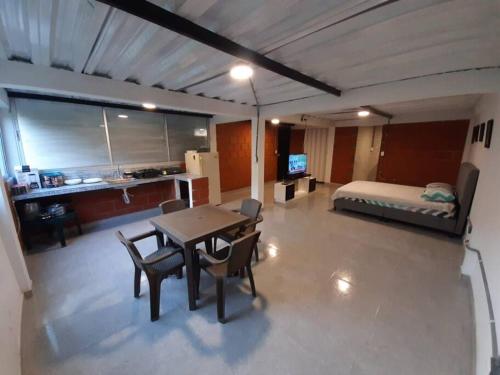 a room with a bed and a table and chairs at Acogedor apartamento in Manizales