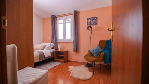 een kleine kamer met een bed en een raam bij Jacqueline Apartment in Pula