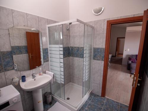 een badkamer met een douche en een wastafel bij Jacqueline Apartment in Pula