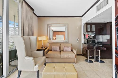uma sala de estar com um sofá e uma mesa em Prime Location Penthouse South Beach Condo Rooftop Balcony steps to Ocean Drive and Beach em Miami Beach