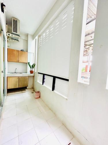 cocina con pared blanca y ventana en S304 Good Apartment Chalong Na-Kok Mauy-Thai, en Ban Na Kok