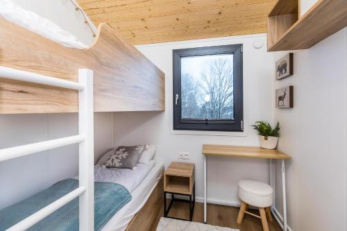 a small bedroom with a bunk bed and a window at Ino Groń - domek przy górnej stacji Kotelnicy Białczańskiej z widokiem na Tatry in Białka Tatrzańska