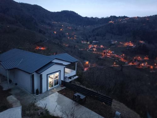 una pequeña casa en la cima de una colina con vistas en wonderful villa en Dolaylı