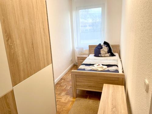 a small room with two beds and a window at Havel Homes Apartment mit 3 SZ und Netflix in Brandenburg an der Havel