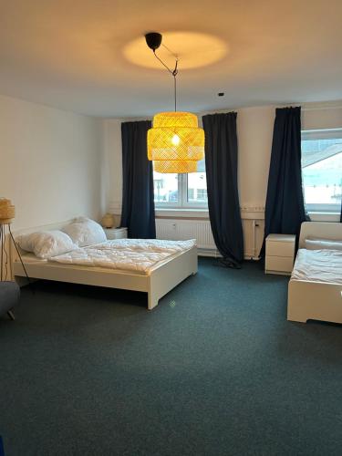 バンベルクにある4rooms - Bamberger Gemütlichkeitのベッドルーム1室(ベッド2台、シャンデリア付)