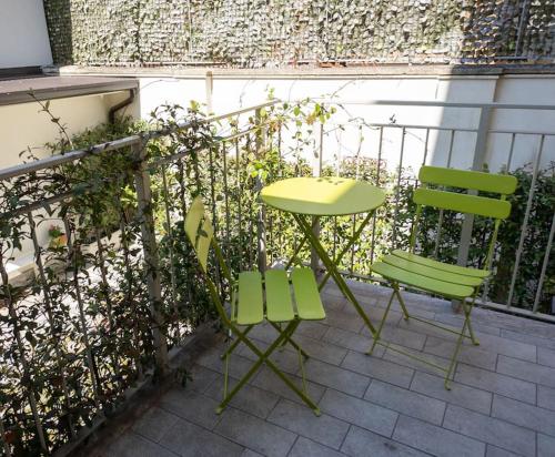 La Casa Bianca في ميلانو: طاولة و كرسيين جالسين بجانب سياج