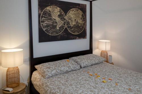La Casa Bianca في ميلانو: غرفة نوم مع صورة كبيرة فوق سرير