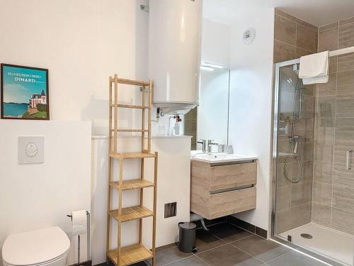 uma casa de banho com um chuveiro, um WC e uma escada. em Escale Dinardaise - Garage - 2km de la mer em Dinard