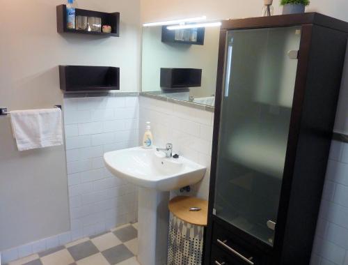 W łazience znajduje się umywalka i prysznic. w obiekcie APARTAMENTO APODACA w Kadyksie
