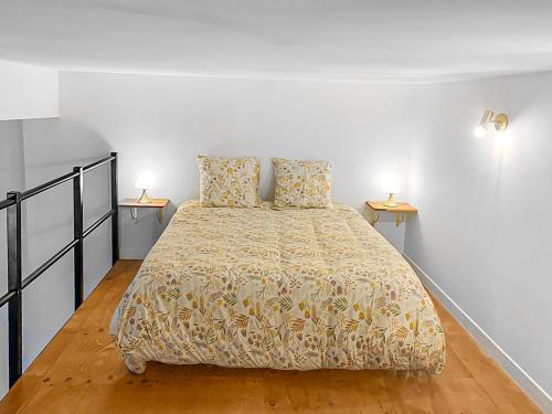 Ce lit se trouve dans une chambre blanche avec 2 tables de chevet. dans l'établissement La Lueur Fluviale, à Mimizan