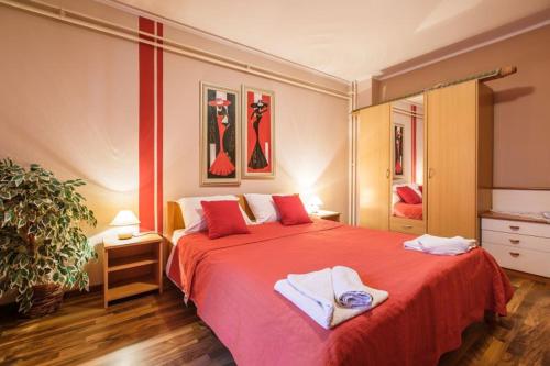 ヴルサルにあるApartmani Gildaのベッドルーム1室(赤いシーツを使用した大型ベッド1台付)