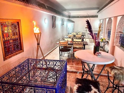 - un restaurant avec des tables et des chaises dans une salle dans l'établissement RIAD TENDANCE IN MARRAKECH, à Marrakech