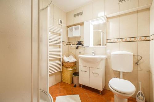 ヴルサルにあるApartmani Gildaの小さなバスルーム(トイレ、シンク付)