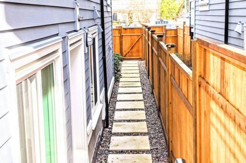 Gambar di galeri bagi 2 Bed Apartment Free Parking Central Location di Vancouver