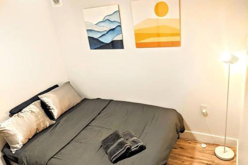 Katil atau katil-katil dalam bilik di 2 Bed Apartment Free Parking Central Location
