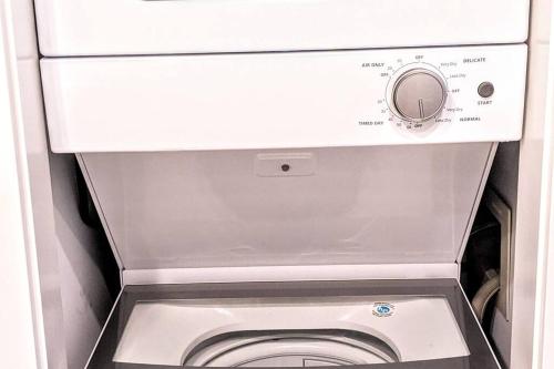 Gambar di galeri bagi 2 Bed Apartment Free Parking Central Location di Vancouver