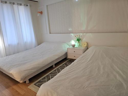 Ένα ή περισσότερα κρεβάτια σε δωμάτιο στο Mapo Daeheung Station Family Stay