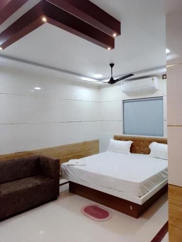 - une chambre avec un lit et une chaise dans l'établissement Hotel Ms Venture, à Bhubaneswar